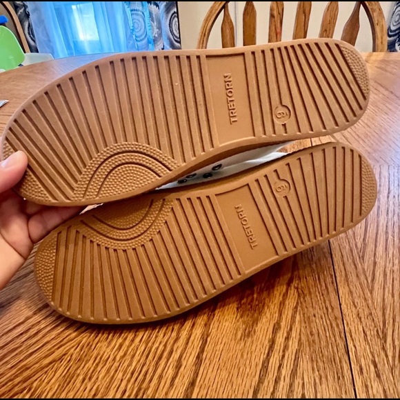 Women’s Tretorn canvas sneakers size 9; NWOT. - Picture 2 of 4